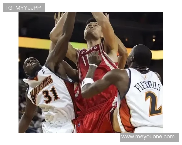 姚明在关键时刻展现超凡球技成功救球引发全场热烈欢呼